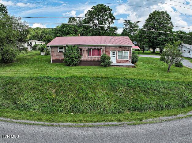 8087 Baptist Valley Rd, North Tazewell, VA 24630 - single story home with a front yard