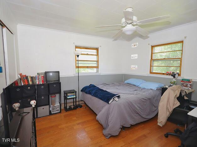 8087 Baptist Valley Rd, North Tazewell, VA 24630 - bedroom featuring wood finished floors, ceiling fan, and a closet