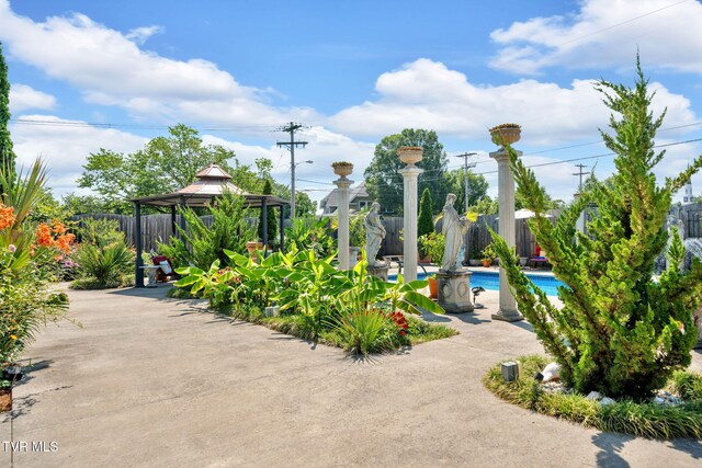 201 W Wanola Ave, Kingsport, TN 37660 - view of property's community featuring a gazebo and a pool
