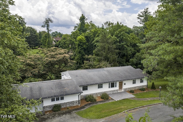 2 Longview Ln, Kingsport, TN 37660 - single story home with stone siding and a front yard