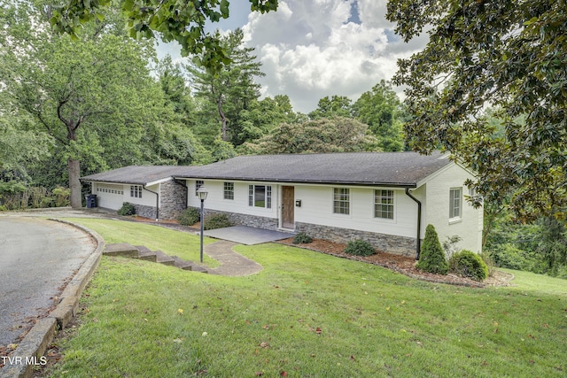 2 Longview Ln, Kingsport, TN 37660 - ranch-style house featuring stone siding, a front yard, an attached garage, and driveway