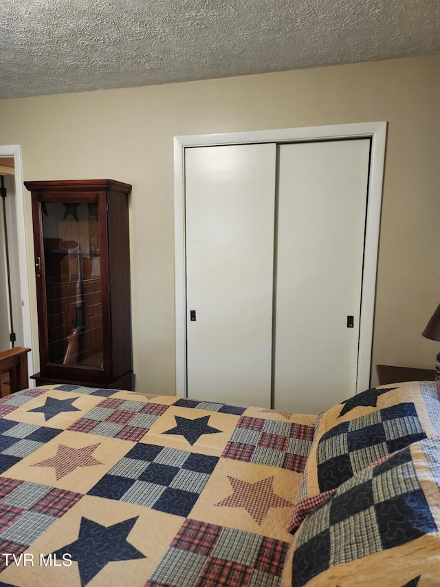 2020 Oakland St, Kingsport, TN 37660 - bedroom featuring a closet and a textured ceiling