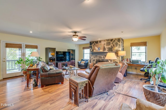 236 Wadlow Gap Rd, Kingsport, TN 37660 - living area featuring light wood-style floors, ceiling fan, and recessed lighting