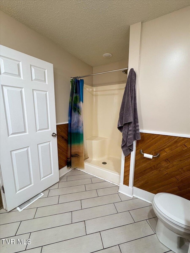 542 Sigman Hollow Rd, Bluff City, TN 37618 - full bathroom with a stall shower and a textured ceiling