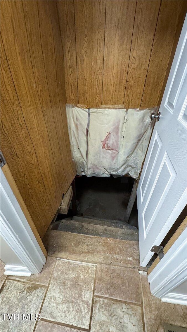 542 Sigman Hollow Rd, Bluff City, TN 37618 - view of stairway