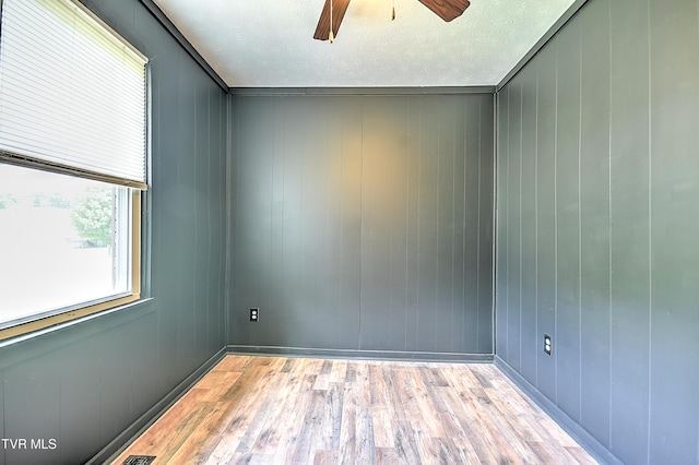 8822 Rich Valley Rd, Bristol, VA 24202 - unfurnished room with light wood finished floors, a ceiling fan, and a textured ceiling