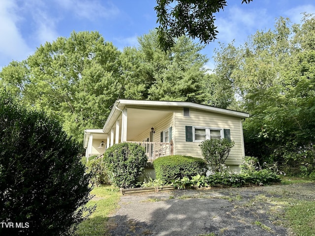 1277 Old Jonesboro Rd, Bristol, TN 37620 - view of front facade featuring covered porch