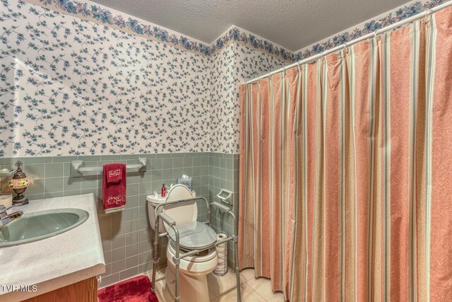 409 Brooklea Cir, Bluff City, TN 37618 - full bathroom with wallpapered walls, a wainscoted wall, a textured ceiling, vanity, and a shower with shower curtain