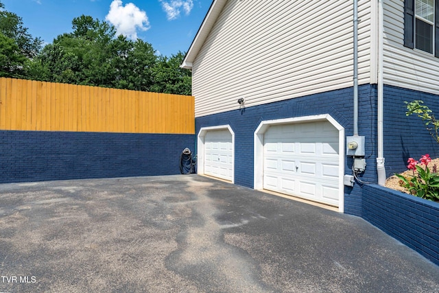 216 Mockingbird Pl, Jonesborough, TN 37659 - garage with asphalt driveway