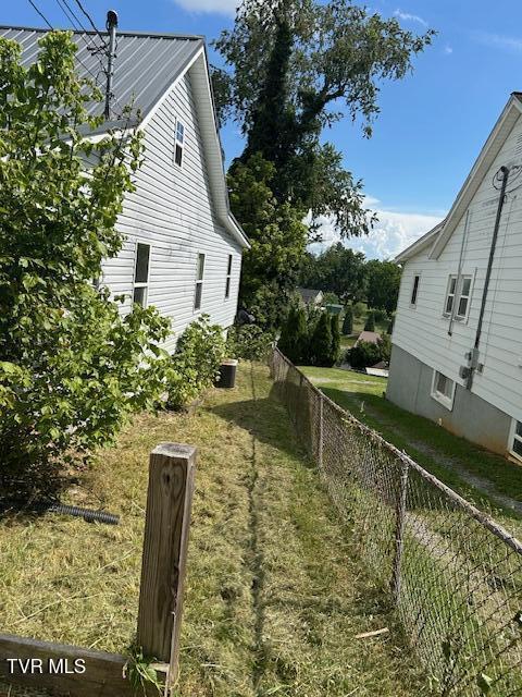 938 Barker St, Bristol, TN 37620 - view of yard
