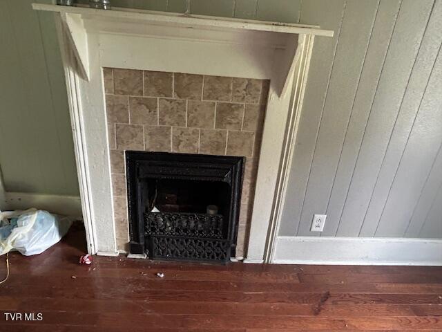 938 Barker St, Bristol, TN 37620 - detailed view of a tiled fireplace and wood finished floors