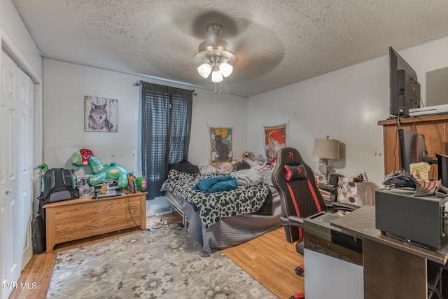 218 Kirkwood St, Glade Spring, VA 24340 - bedroom with wood finished floors, a textured ceiling, a ceiling fan, and a closet