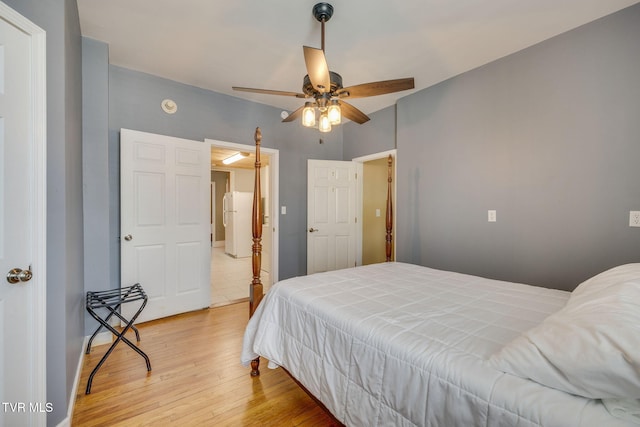 522 Alabama St, Bristol, TN 37620 - bedroom featuring light wood-style flooring, freestanding refrigerator, and a ceiling fan