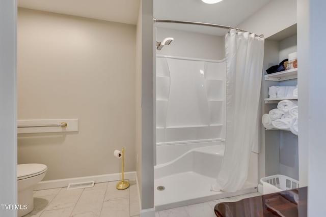 522 Alabama St, Bristol, TN 37620 - full bath featuring baseboards and curtained shower