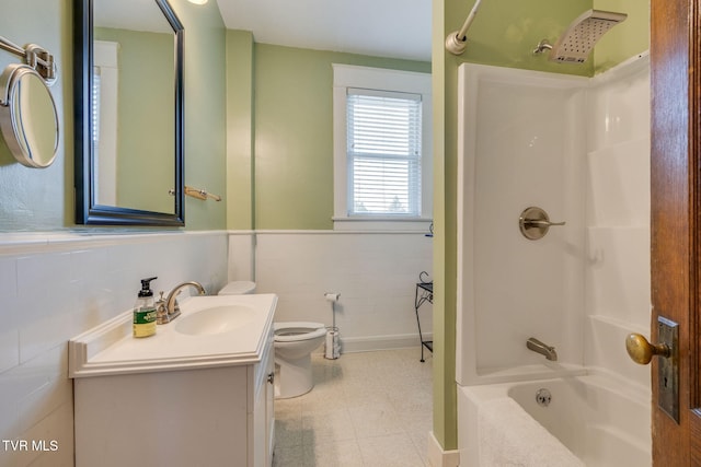 522 Alabama St, Bristol, TN 37620 - full bath featuring vanity, shower / bathtub combination, and wainscoting