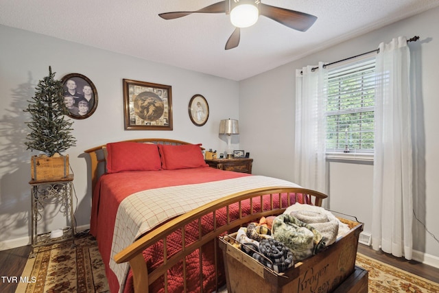 188 Mcarthur Cir, Bristol, VA 24201 - bedroom featuring wood finished floors, ceiling fan, and a textured ceiling
