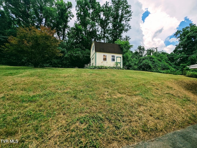 222 Warren Dr, Big Stone Gap, VA 24219 - view of grassy yard featuring a shed