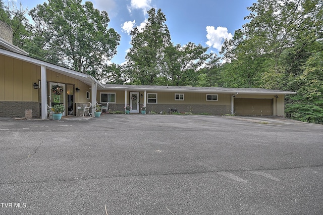 1108 Glen St, Bristol, TN 37620 - view of front of home featuring asphalt driveway and a garage