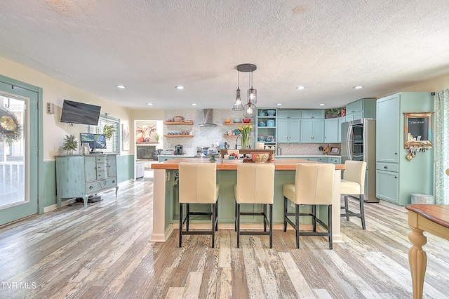 1108 Glen St, Bristol, TN 37620 - kitchen with open shelves, a textured ceiling, tasteful backsplash, a kitchen bar, and recessed lighting