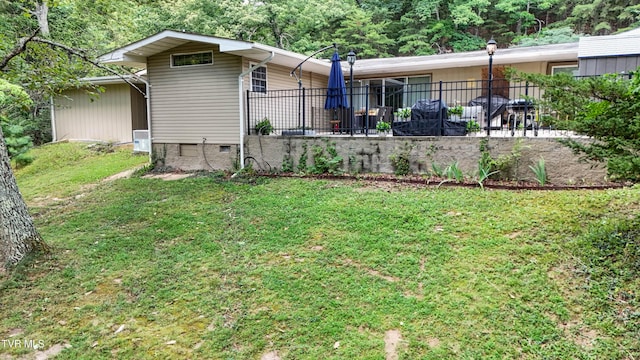 1108 Glen St, Bristol, TN 37620 - back of property with crawl space