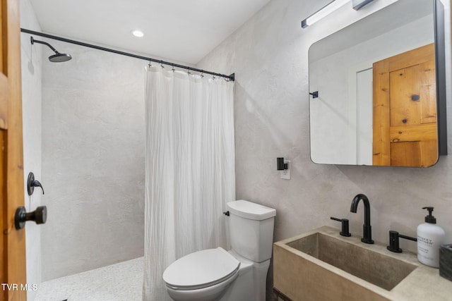 2169 Ranch Rd, Dandridge, TN 37725 - bathroom with a shower with curtain and a textured wall