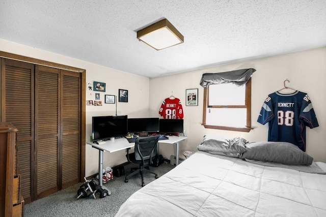 62 Monomoy Cir, Barnstable, MA 02632 - bedroom featuring carpet floors, a textured ceiling, and a closet