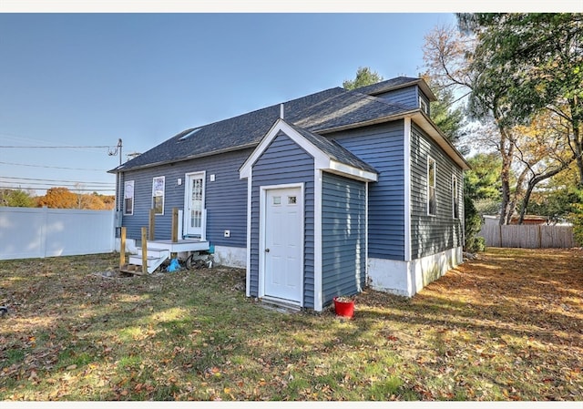 view of front facade with a front yard