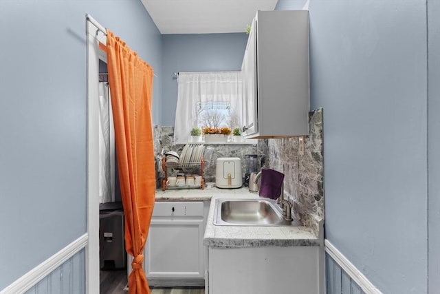 kitchen with sink and decorative backsplash