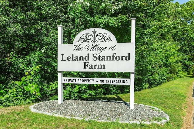 community sign featuring a yard