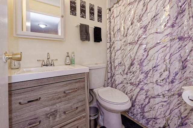 full bath with vanity, toilet, and a shower with curtain