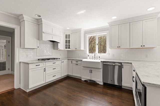 kitchen with crown molding, appliances with stainless steel finishes, a sink, recessed lighting, and dark wood-type flooring