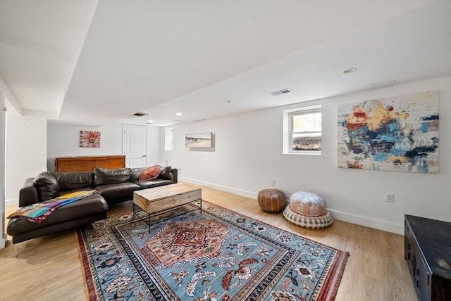 living area featuring recessed lighting, visible vents, baseboards, and light wood-style flooring