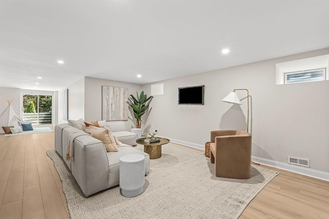 living room featuring visible vents, recessed lighting, baseboards, and wood finished floors