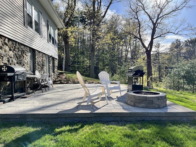 view of patio featuring an outdoor fire pit and grilling area