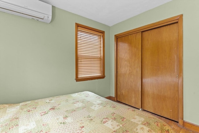 unfurnished bedroom featuring a closet and a wall mounted air conditioner