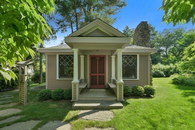 view of front of house featuring a front yard
