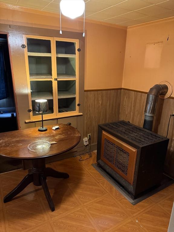 sitting room with ornamental molding and heating unit