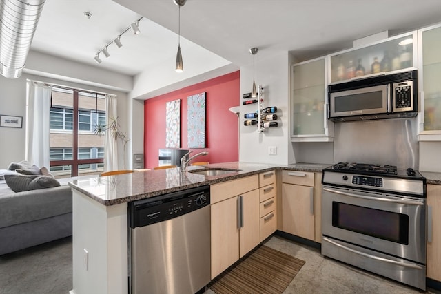 kitchen featuring sink, hanging light fixtures, stainless steel appliances, kitchen peninsula, and light brown cabinetry