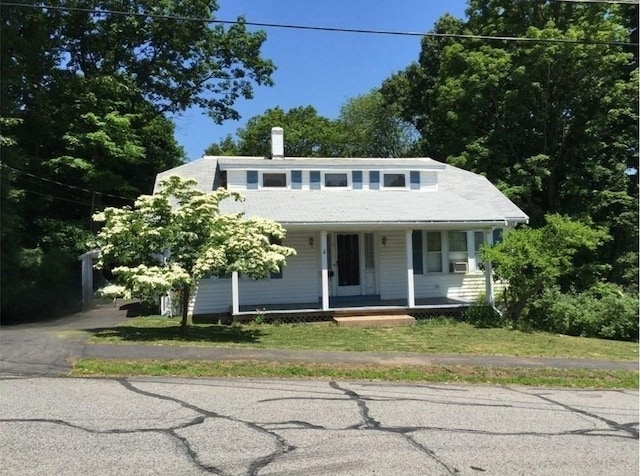 view of front of property with a front lawn and a porch