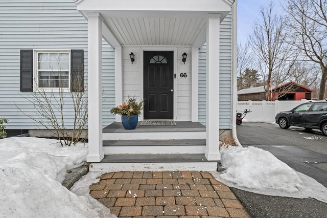 property entrance with driveway and fence