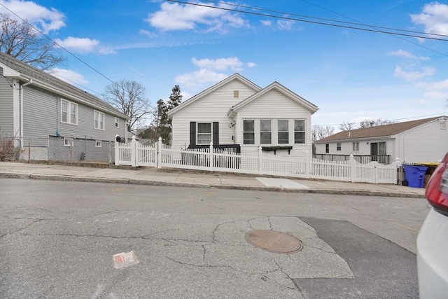 view of front of property featuring a fenced front yard