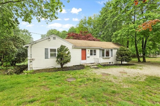 single story home with a front yard