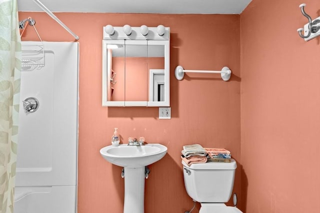 bathroom featuring toilet and a shower with shower curtain