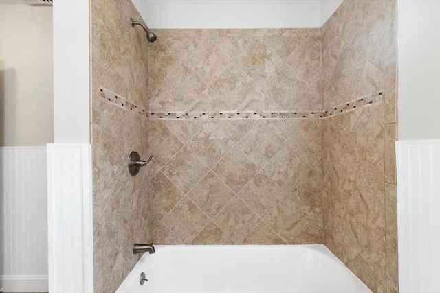 bathroom with tiled shower / bath