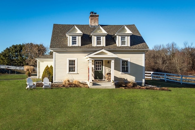 view of front of property featuring a front yard