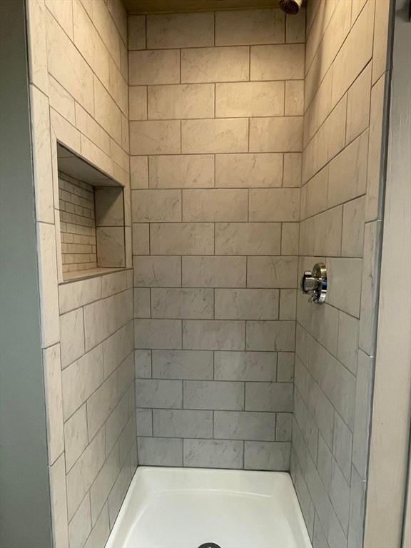 bathroom featuring a tile shower