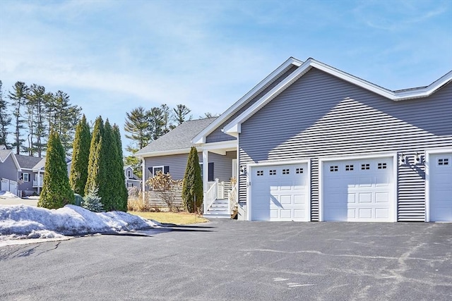 view of front facade with driveway