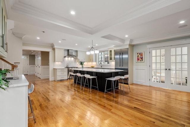 dining room featuring a wealth of natural light, light hardwood / wood-style floors, and crown molding