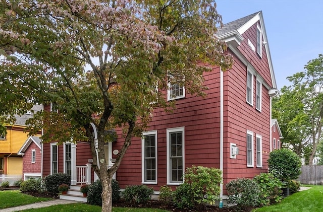 view of front facade with a front lawn