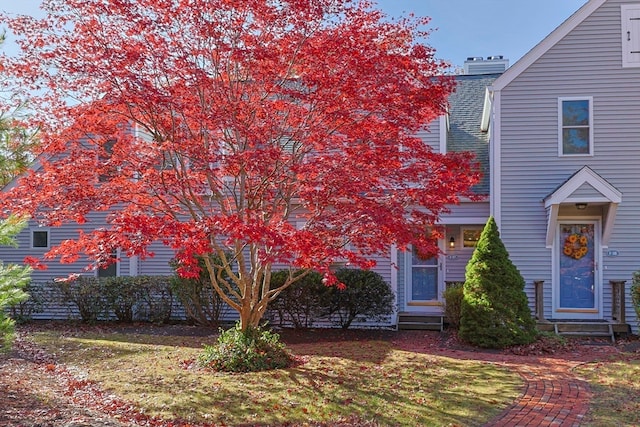 view of front of property with a front yard